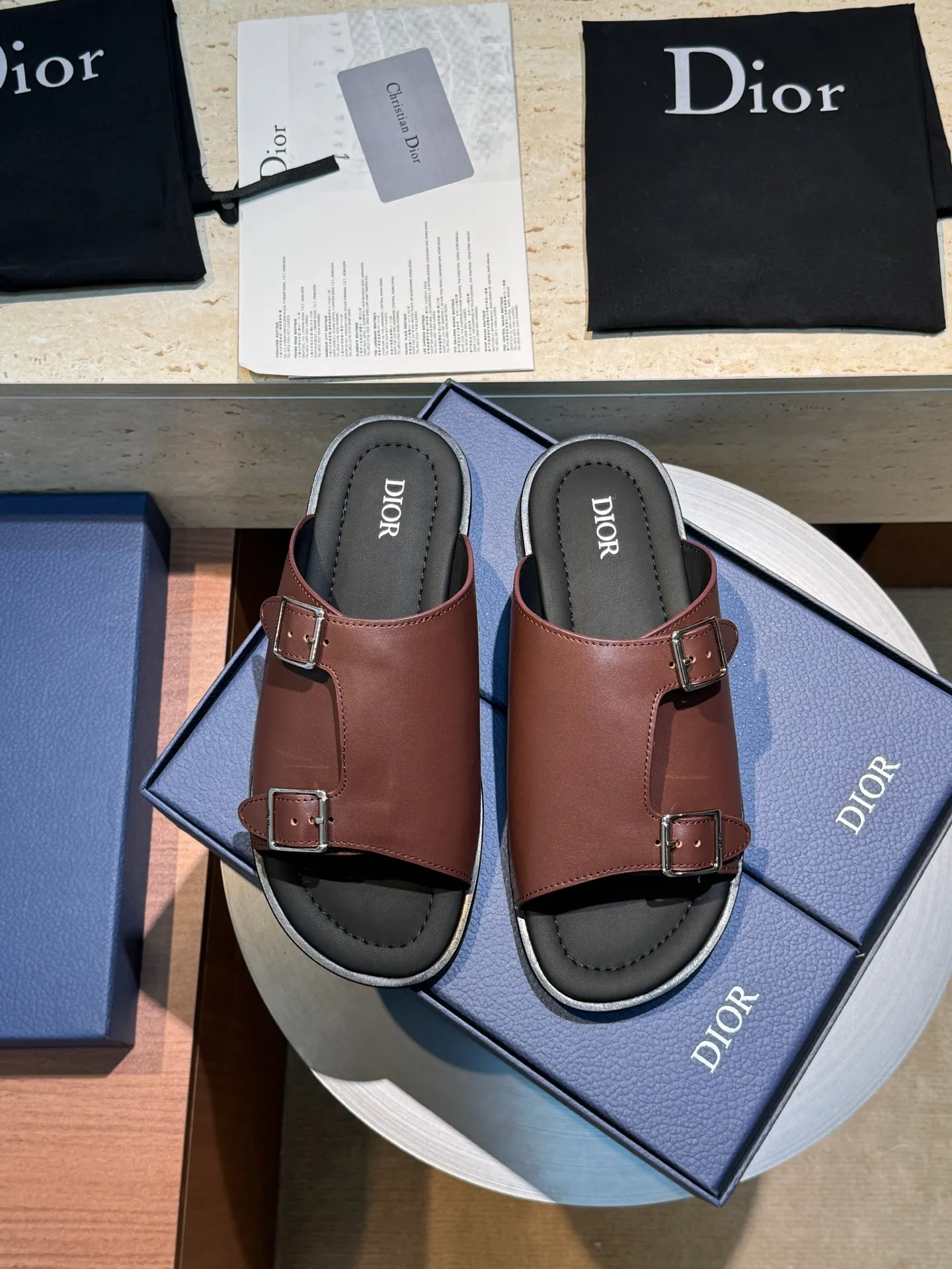 [Dior] Top P: 560💰 -Size: 39-44 (38, 45 custom-made) Dior Dior Alias ​​men's leather slippers This Alias ​​sandal is a new summer product, showing a casual and elegant style. Carefully crafted from grained cow leather and Oblique printed fabric, with cowhide lining! Cross-strap design with metal-clad brass CD Diamond logo. The imported cowhide leather and rubber sole adds sophistication and comfort, while Oblique print-effect anti-slip panels add style.